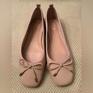 Marc Fisher Size 9 1/2 M Neutral Tan Ballet Flats w/Bow Tie with Aglets. NWOT